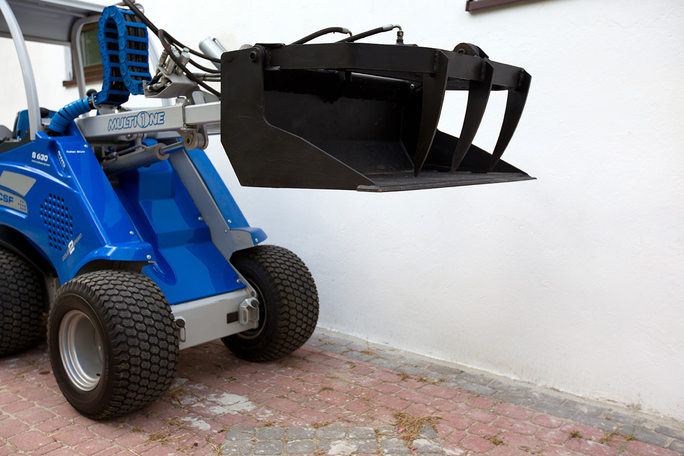 Grapple Bucket for mini loaders MultiOne Featured 02