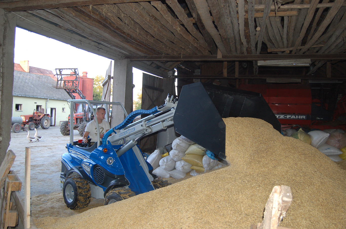 High volume bucket for mini loaders MultiOne 01