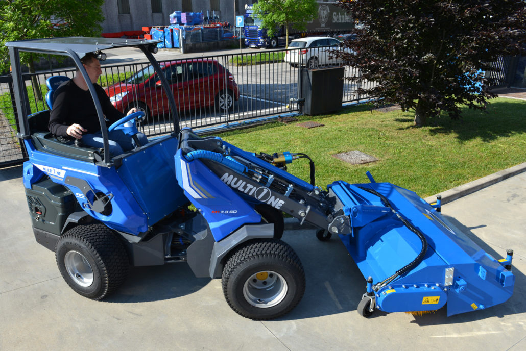 MultiOne-mini-loader-SD-series-sweeper_01